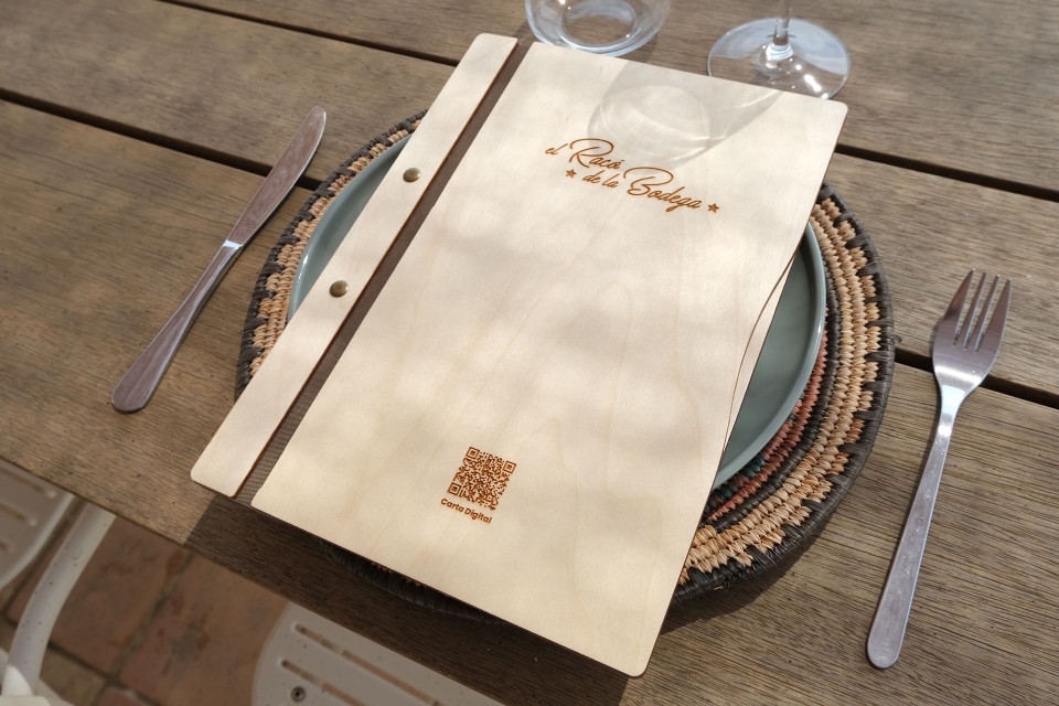 CLASSIC - LOW A4 Letter Wooden menu boards The classic and functional letter, featuring a screw binding system.