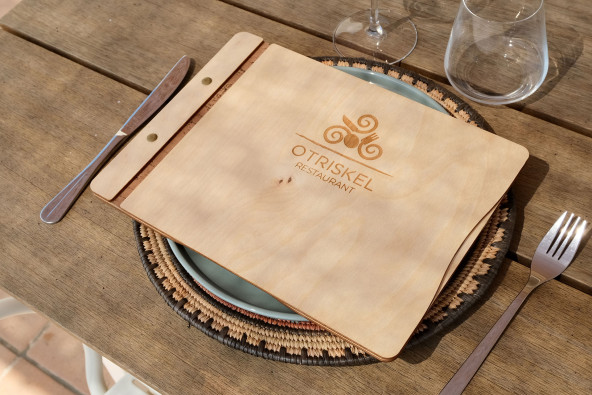 CLASSIC - Carta A4 orizzontale Menu in legno La lettera di sempre evoluta con rivestimento tessile delle facce interne, rileg...