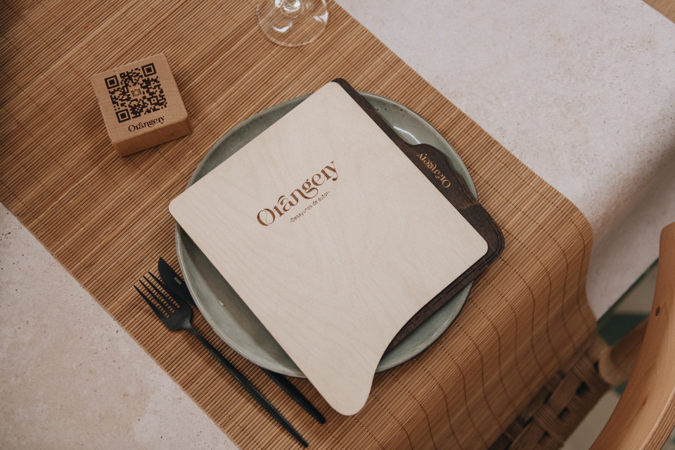 ERGO - A4 Letter Wooden menu boards A4 wooden letter made of oak or birch with an innovative opening and binding system.