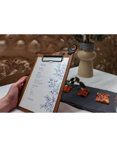 ERGO - Portamenù pinza piatta A5 Supporti per menu in legno Supporto porta menù in legno con design ergonomico, dotato di cli...
