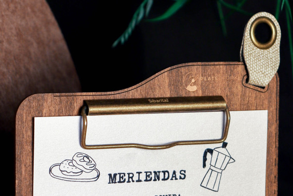 ERGO - Portamenù pinza piatta A5 Supporti per menu in legno Supporto porta menù in legno con design ergonomico, dotato di cli...